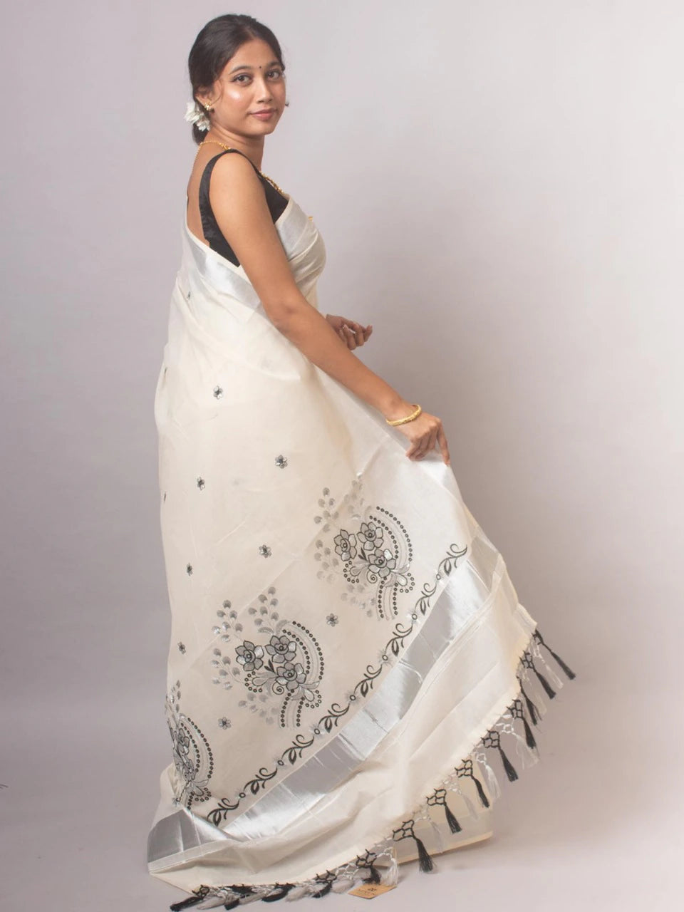 Cotton Embroidered Saree with Blouse 3