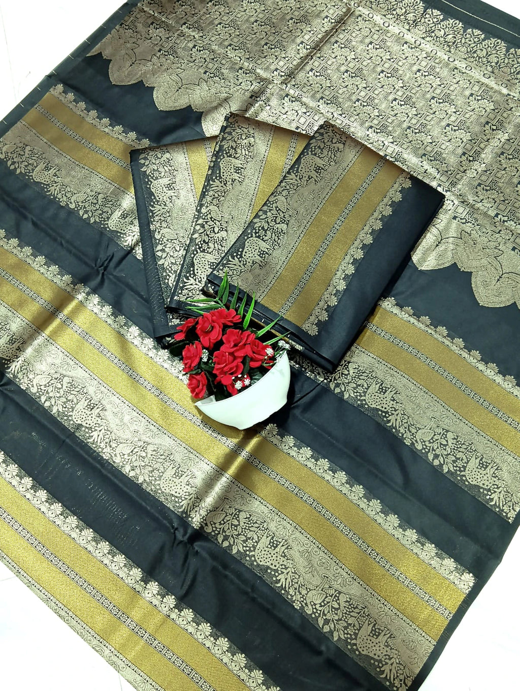 Zari Woven Saree with Blouse 10