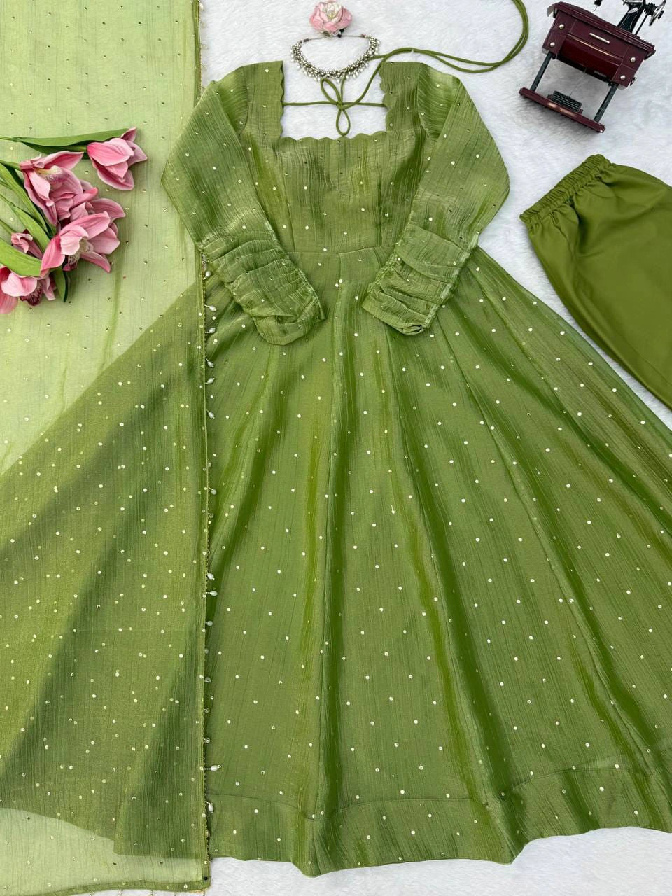 ✨ Designer Gown with Pent Set – Elegant Ethnic Wear ✨
🎀 Crafted in Classy Tones with Premium Fabric 4